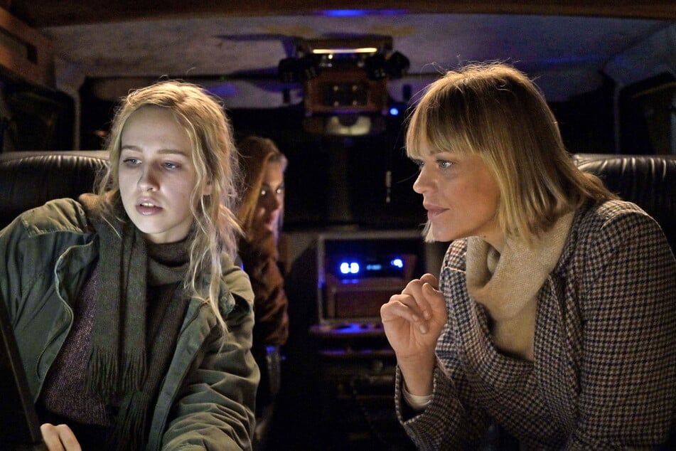 Die Chemnitzerin Luise Tschersich (22, l.) spielt im Thriller "Zero" eine Hauptrolle neben Heike Makatsch (50, r.).