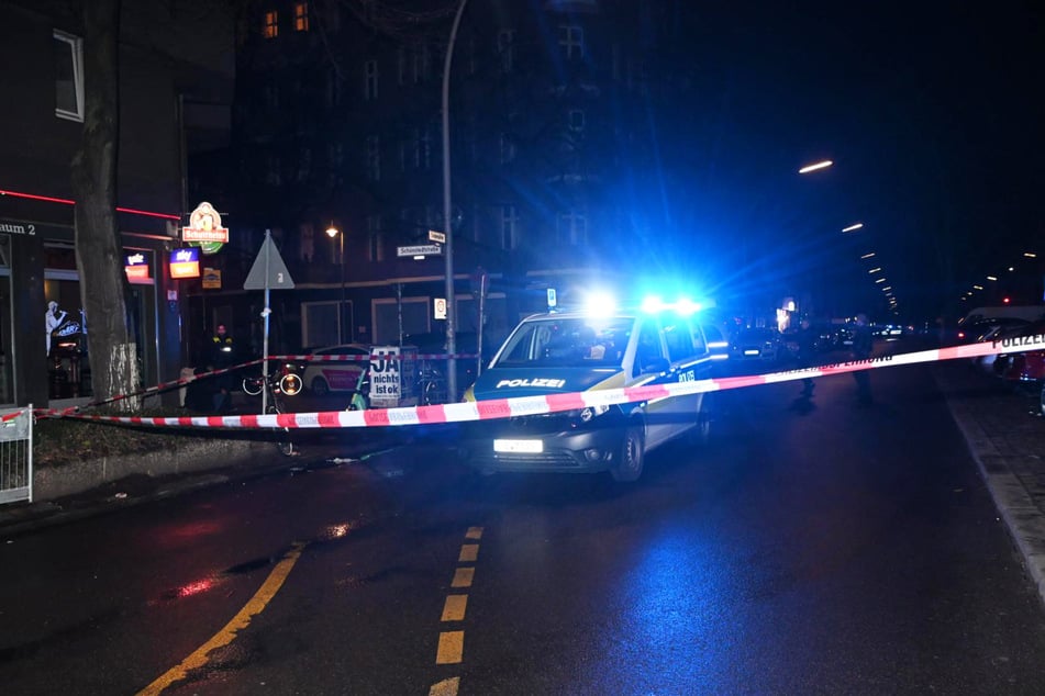 Nach den Schüssen an der Sonnenallee in Berlin-Neukölln sicherte die Polizei den Tatort ab.