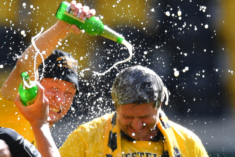 Nach der Partie gegen Türkgücü und dem geschafften Aufstieg bekam auch Sportdirektor Ralf Becker (50) von den Spielern eine zünftige Bierdusche verpasst.