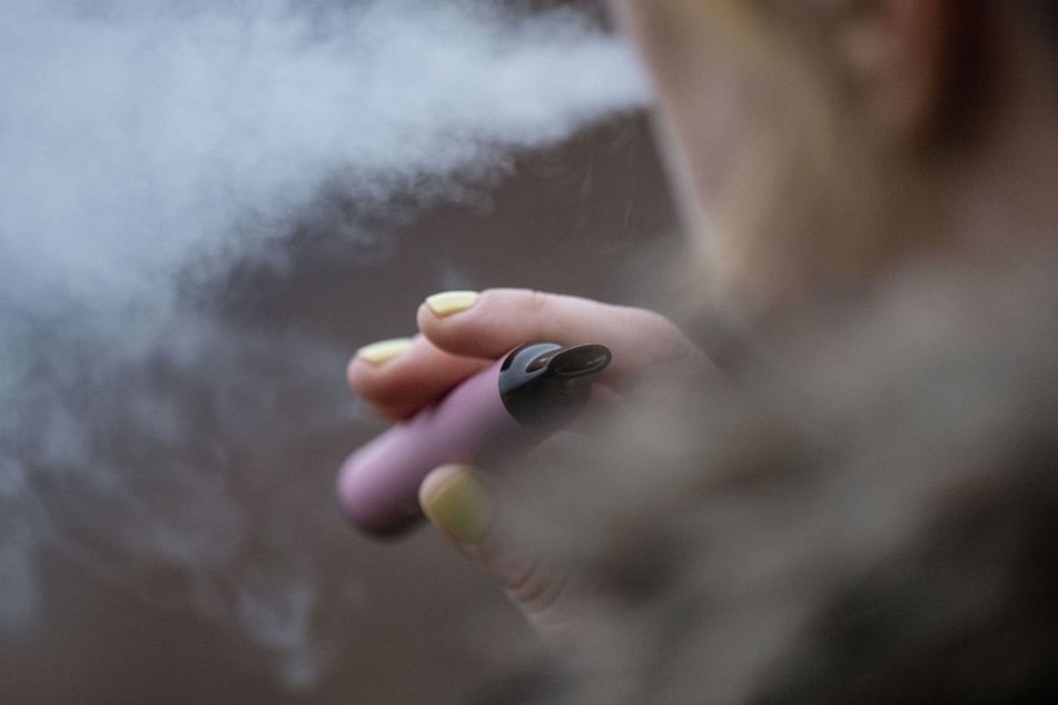 Laut Einschätzung der Thüringer Fachstelle für Suchtprävention trinken Jugendliche zwar weniger Alkohol, rauchen dafür aber häufiger Vapes. (Symbolbild)