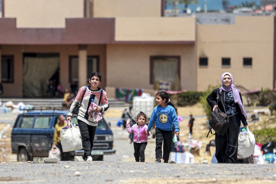 Am Sonntag hatte das Militär die Bewohner von Al-Shuka und Al-Salam aufgefordert, das Gebiet zu evakuieren und in ein humanitäres Gebiet umzuziehen.