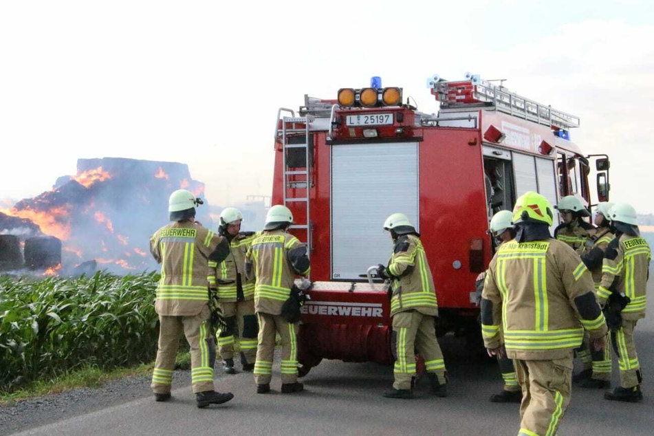 Kameraden der Feuerwehren sind im Einsatz vor Ort.