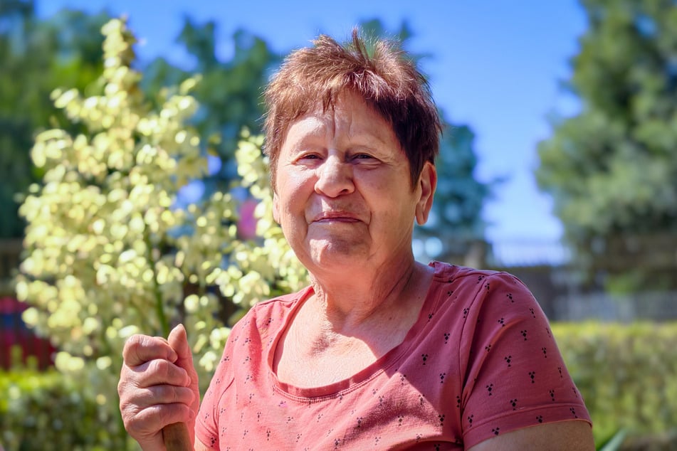Für Anwohnerin Ilona Karthe (73) gehört das Sachsenring-Wochenende fest zur Region.
