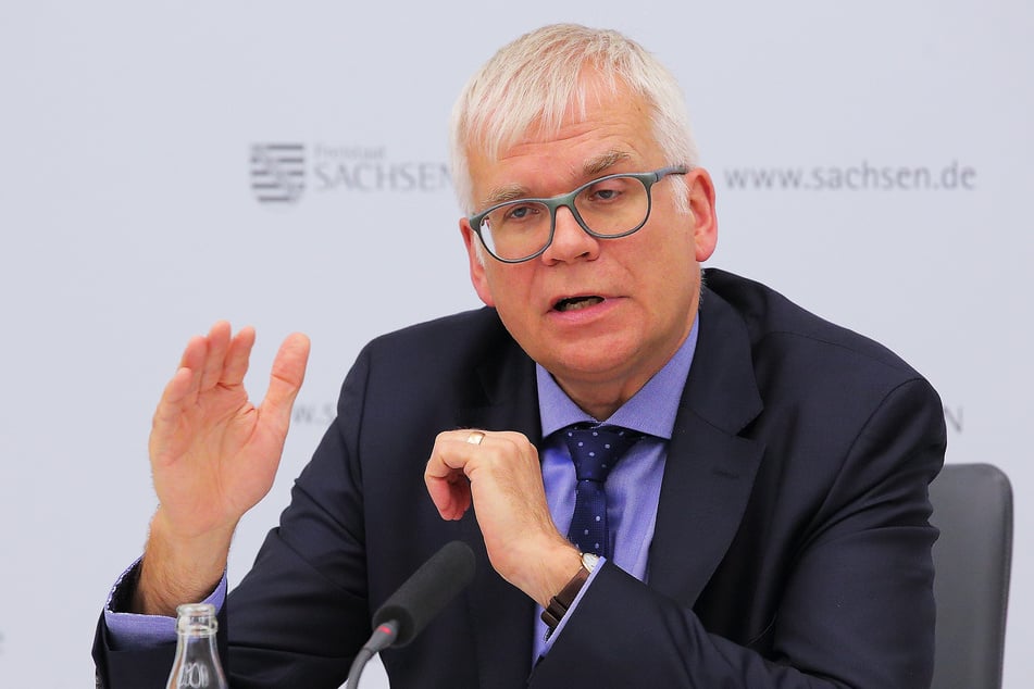 Finanzminister Hartmut Vorjohann (57, CDU) konnte ein Rekordergebnis seiner Steuerfahnder vermelden.