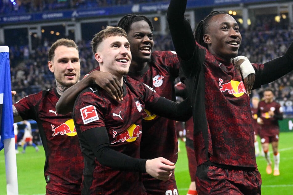 Jubelnde Leipziger in Hamburg: Die RB-Profis feiern das Führungstor durch Diomande (r.) vor den Gäste-Fans.