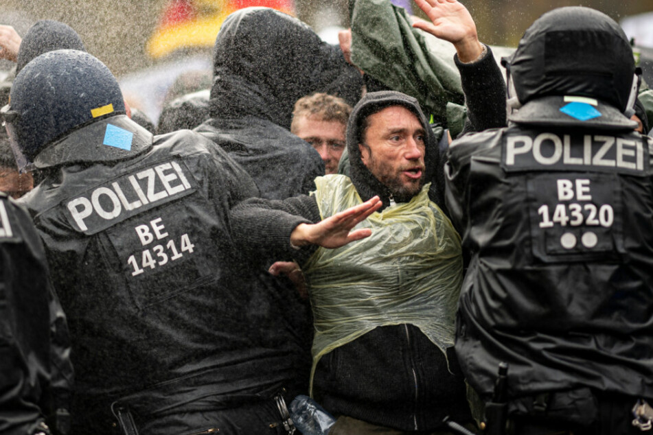 Die Polizei drängt die Teilnehmer der Demonstration gegen die Corona-Einschränkungen der Bundesregierung vor dem Brandenburger Tor mit Wasserwerfern zurück.