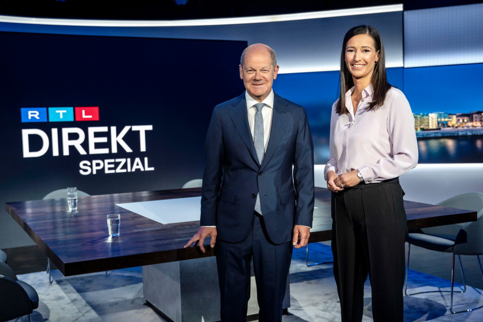 Moderatorin Pinar Atalay begrüßte Bundeskanzler Olaf Scholz bei "RTL Direkt Spezial".