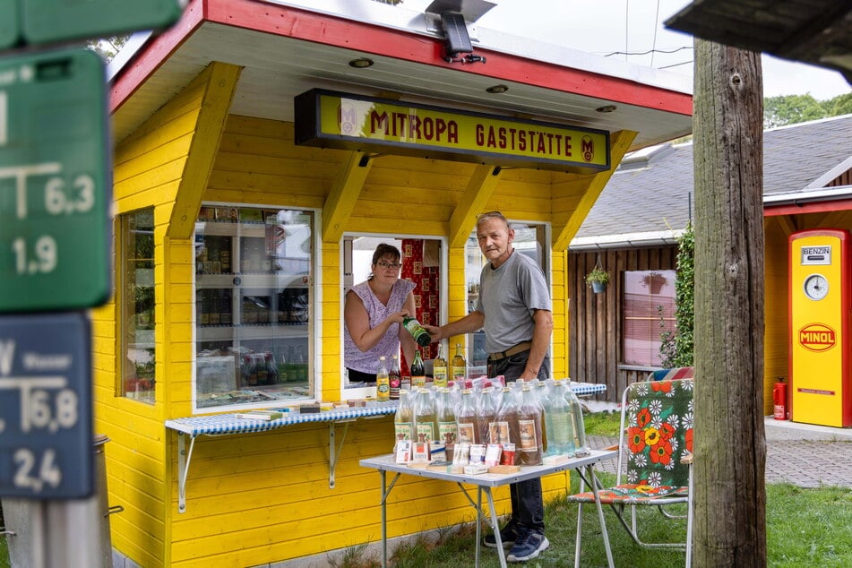 Das Sammlerehepaar Mandy (46) und Frank Lieberwirth (53) will seinen nachgebauten Mitropa-Kiosk am Sonntag für Besucher öffnen.