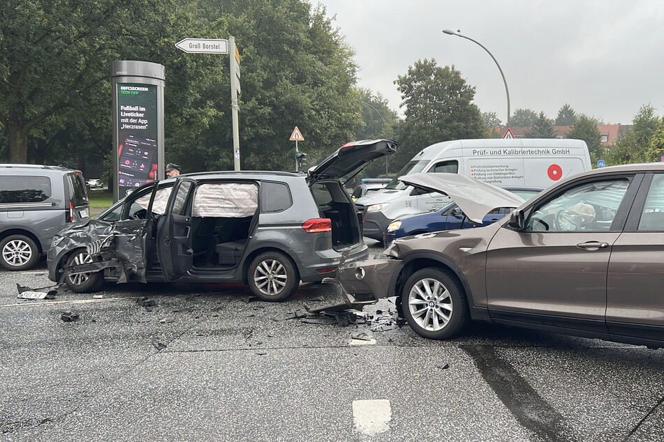 Ziviler Streifenwagen kracht auf Kreuzung mit BMW zusammen: Mehrere Verletzte!