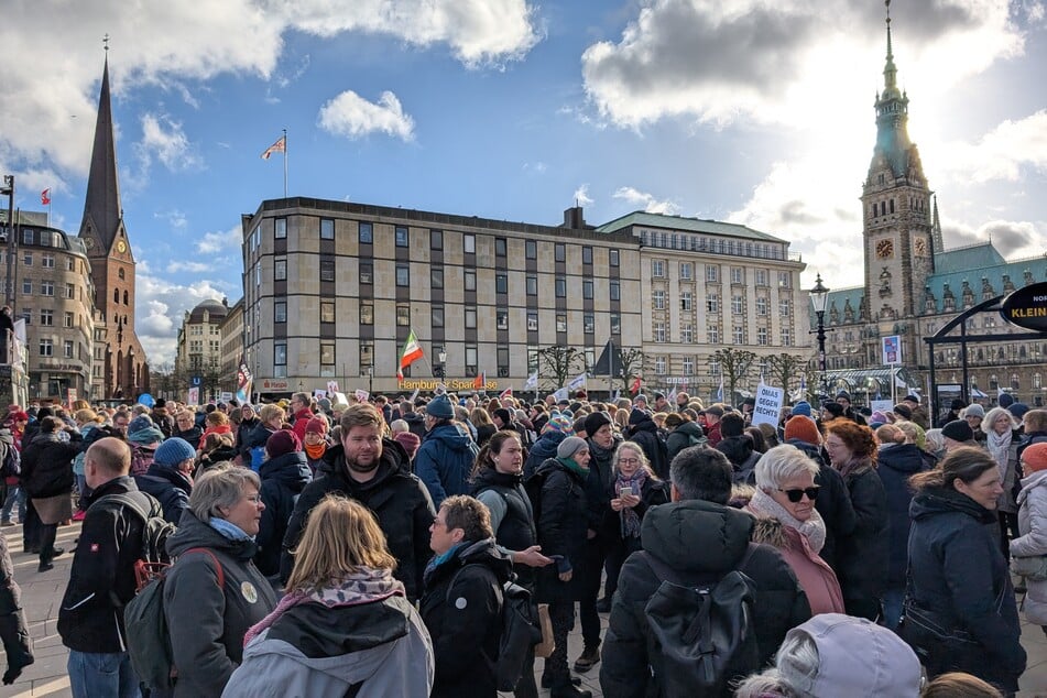 Hunderte Menschen versammeln sich vor Beginn auf dem Jungfernstieg.