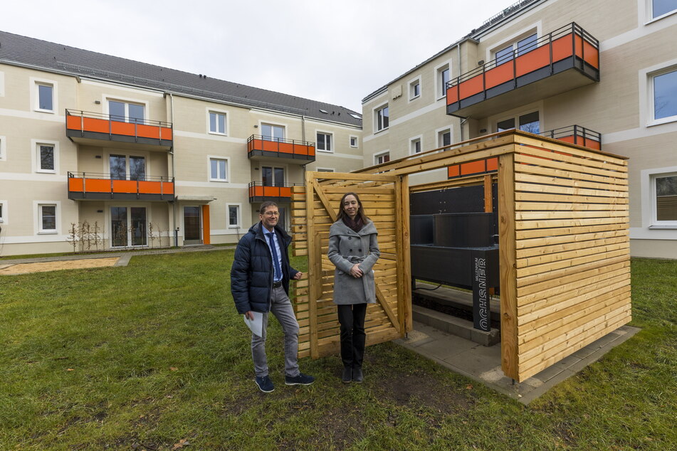 "WiD"-Geschäftsführer Steffen Jäckel (53) und Sozialbürgermeisterin Kristin Kaufmann (47, Linke) an der Heizanlage des neuen Wohnhauses.