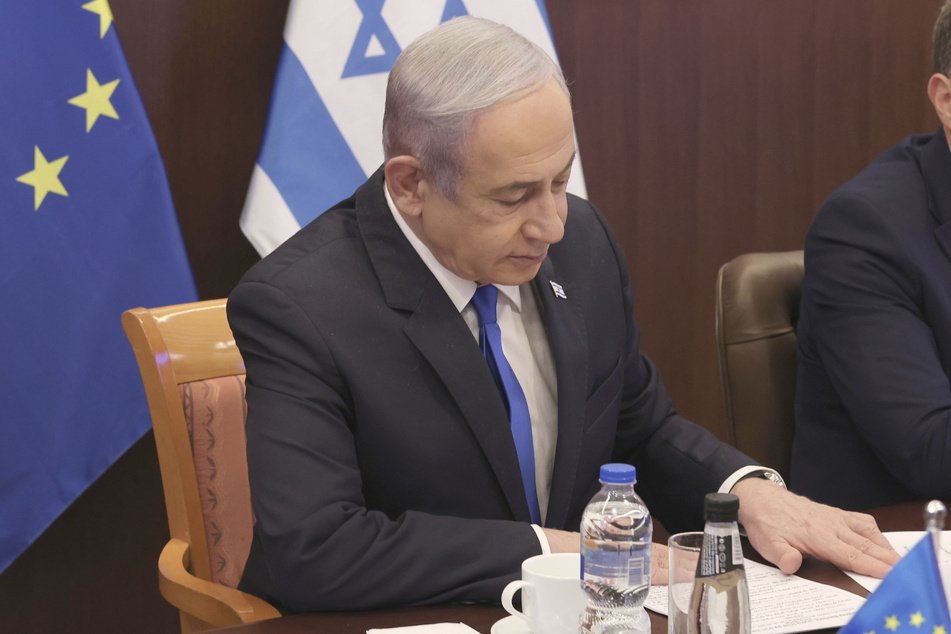Israels Ministerpräsident Benjamin Netanjahu (74) lässt sich nicht in die Karten schauen und hält sich über einen möglichen Konter gegen den iranischen Angriff auf Israel bedeckt.
