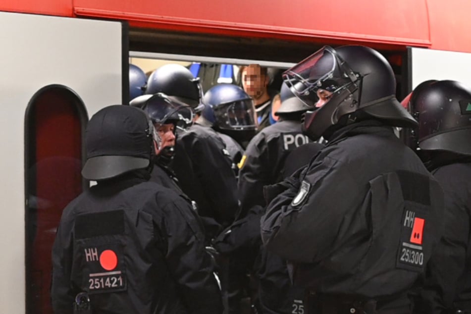 Stundenlange Großrazzia in Regionalzug: Polizei kontrolliert hunderte HSV-Fans