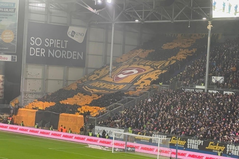 Die Dynamo-Fans heizen den Spielern schon vor Anpfiff mit einer Choreo ein.