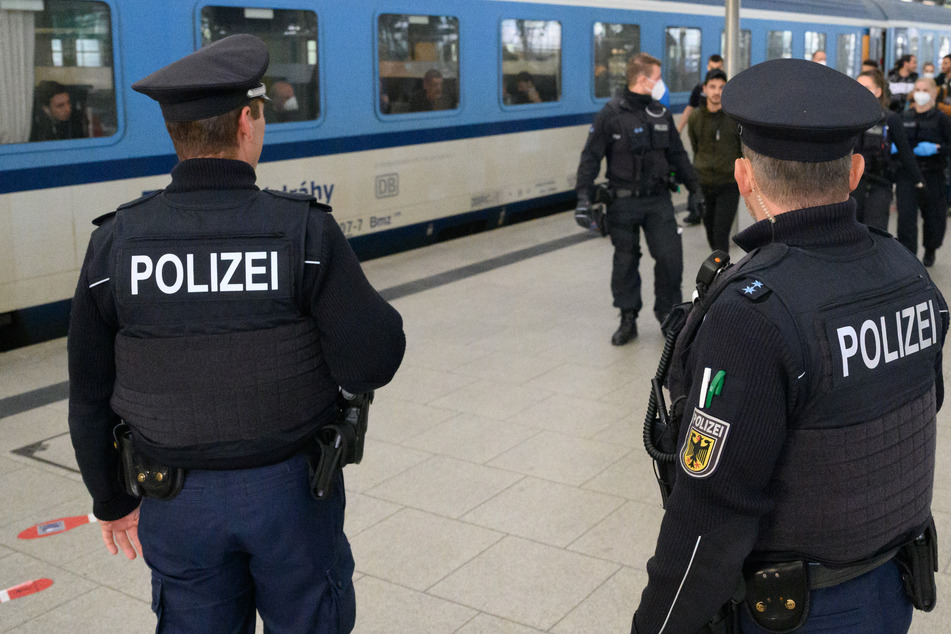Dresden: Polizei stoppt 16-Jährigen am Dresdner Hauptbahnhof: Was man in seinem Rucksack findet, wird sofort sichergestellt