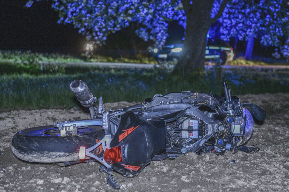 Das Motorrad liegt vor einem Baum auf dem Boden. Der Fahrer verstarb nach dem Unfall.