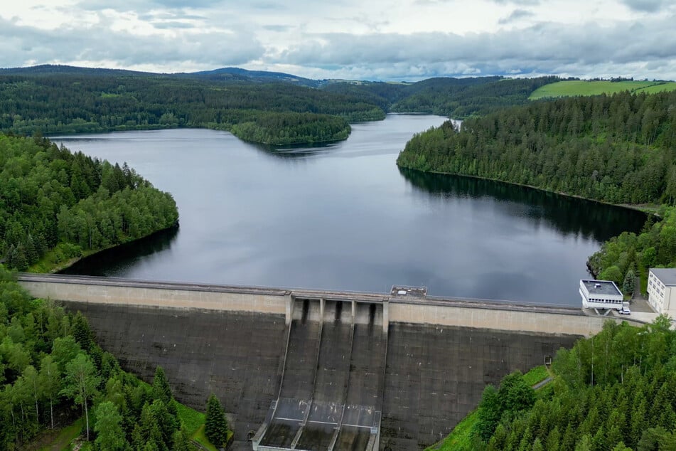 Blick auf die Talsperre Eibenstock. Sie befindet sich gegenwärtig so wie 36 weitere Stauanlagen in Sachsen im sogenannten "Normalzustand", was den Füllstand betrifft.