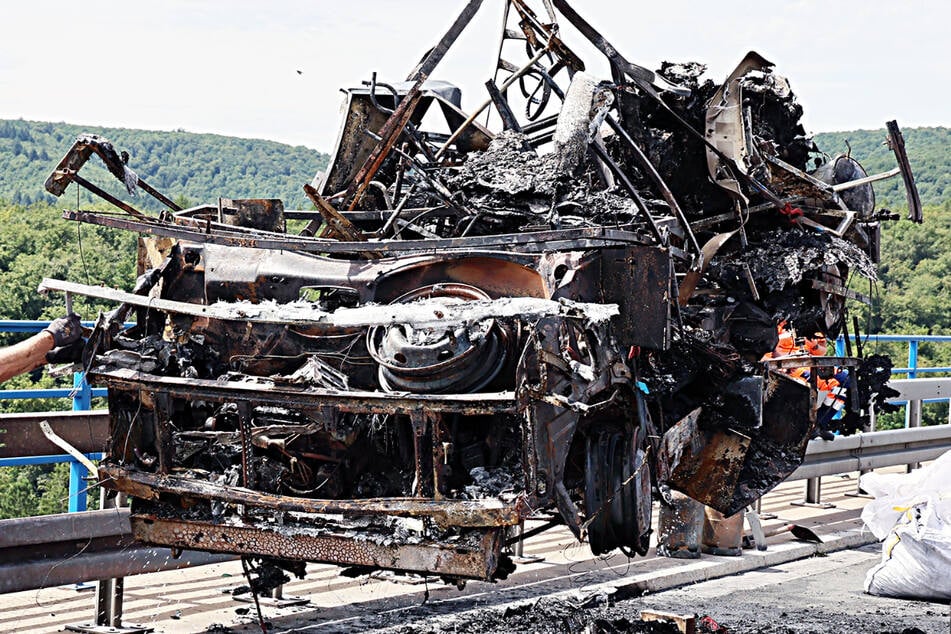 Das war mal ein Wohnmobil! Fahrzeug geht auf Autobahn in Flammen auf