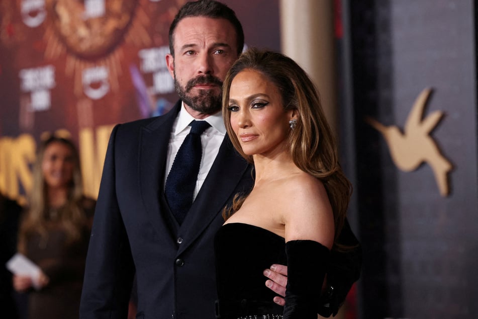 Jennifer Lopez (r.) and Ben Affleck are reportedly not on speaking terms amid their separation and divorce.