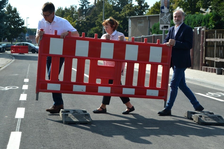 (v.l.n.r.): Michael Jana (VTA), die Engelsdorfer Ortsvorsteherin Annemarie Opitz und Torsten Kröll von den Leipzigeer Wasserwerken gaben die Straße frei.