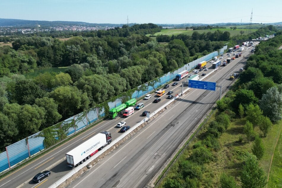 Auch aus einer luftigeren Perspektive sah es auf der A6 am Dienstagvormittag nicht besser aus.