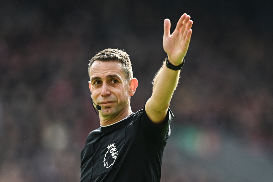 Der 43-Jährige war schon zuvor aus seinem Job als Premier-League-Schiedsrichter gefeuert worden.