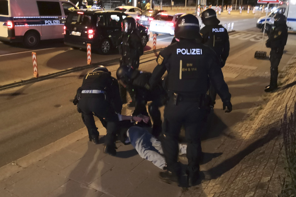 Die Polizei nimmt einen Mann fest.