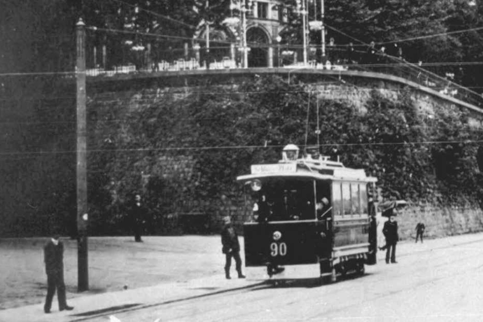Eine elektrische Straßenbahn aus den Anfangsjahren! Hier am Terrassenufer.