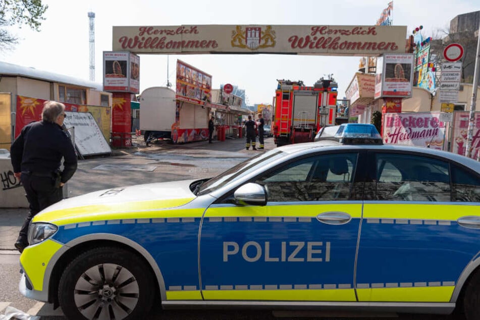 Am Eingang des Doms stehen Fahrzeuge der Polizei und Feuerwehr bereit.