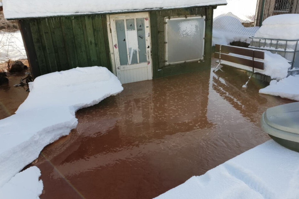 Das austretende Wasser stand bis zu 40 Zentimeter hoch. Betroffen waren ein ungenutztes Gewerbegrundstück, ein Bürogebäude sowie eine Garage (F.).