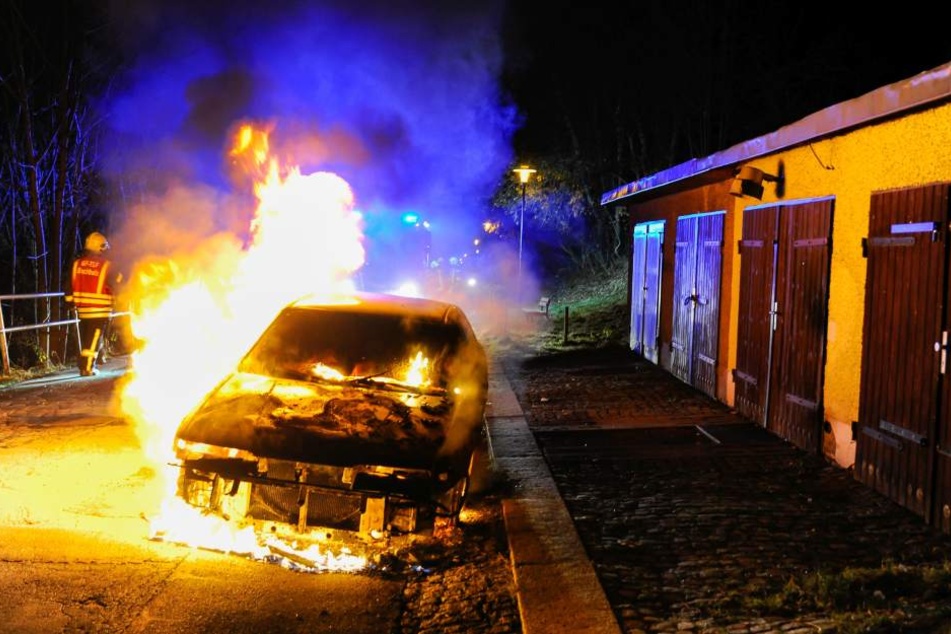Der Mazda stand komplett in Flammen.