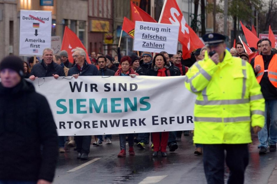 Beim Schweigemarsch durch Erfurts Innenstadt machten die Betroffenen ihrem Ärger mit allerhand Plakaten Luft.