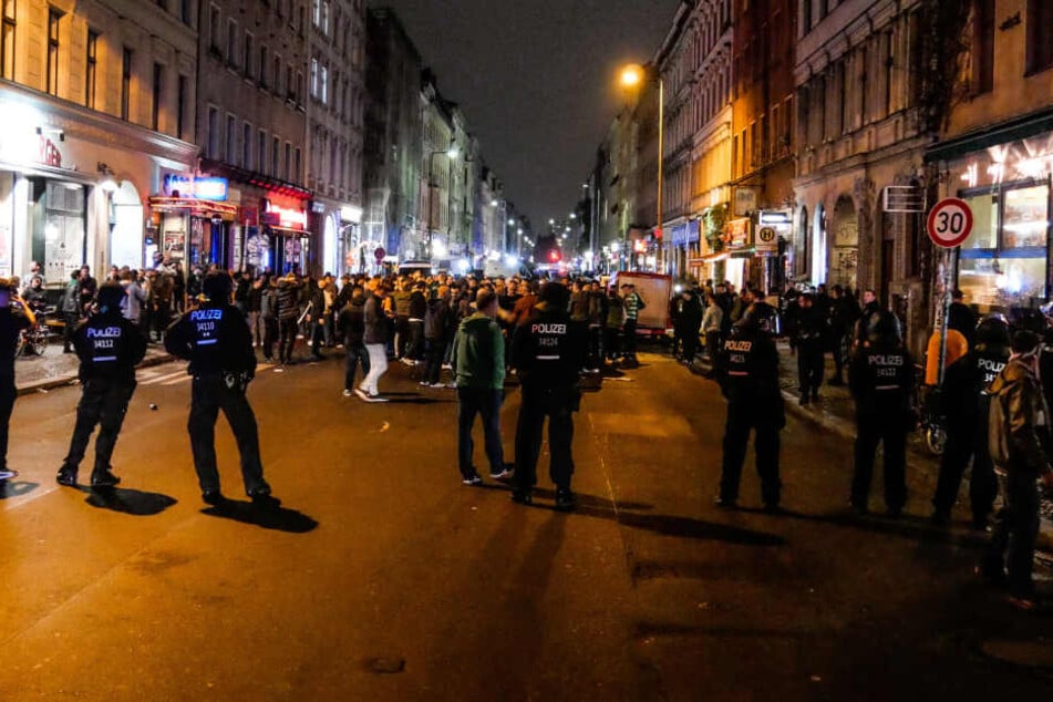 Die Polizei nahm mehrere Männer fest.