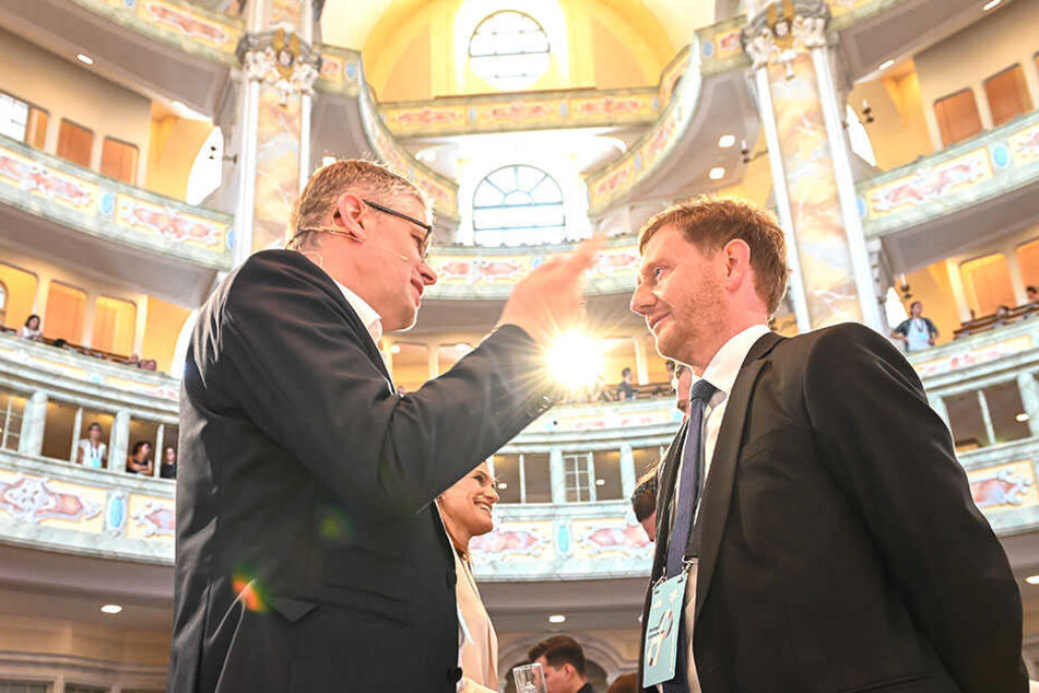 Kretschmer im Gespräch mit Frauenkirchenpfarrer Sebastian Feydt (53).