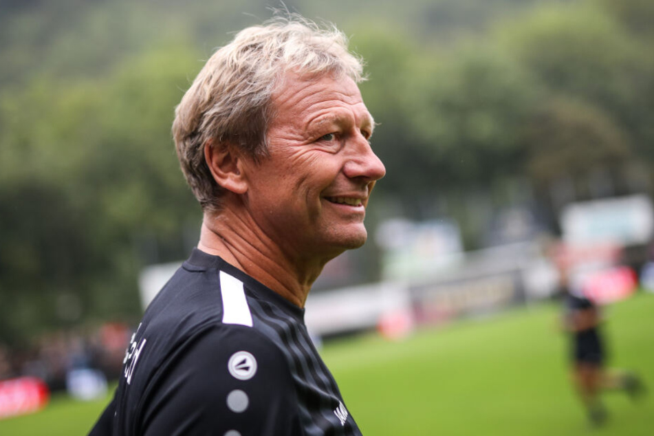 Baden-Württemberg, Geislingen an der Steige: Fußball: Benefizspiel mit Altstars im TG-Stadion. Guido Buchwald wärmt sich vor Spielbeginn auf.