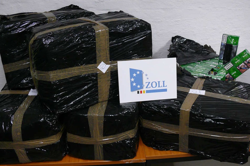 Die Schmuggelware war teilweise in schwarzer Folie verpackt.
