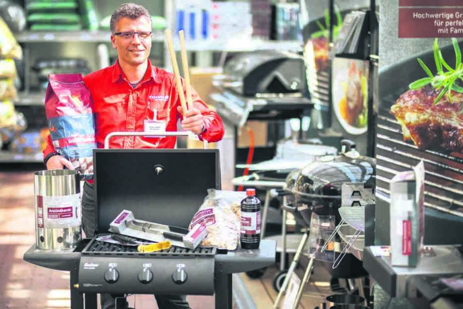 Grills, Kohle und Zubehör sind bei Toom-Chef Michel Jüttner (47) bereits jetzt ein Renner.