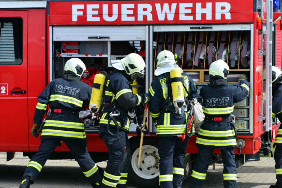 Die Feuerwehr löschte das Feuer mit einer Schaumdecke (Symbolfoto).