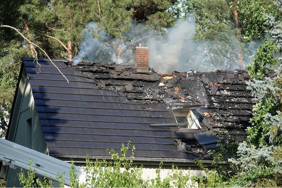 Auch in Coswig löste wohl eine defekte Solaranlage den Brand aus.