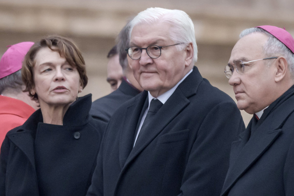 Bundespräsident Frank-Walter Steinmeier (M.) und seine Frau Elke Büdenbender (l.) erwiesen dem verstorbenen Papst Benedikt XVI. die letzte Ehre.