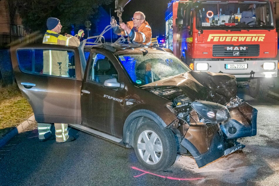 Dacia und Mitsubishi krachen zusammen: Beide Fahrerinnen verletzt
