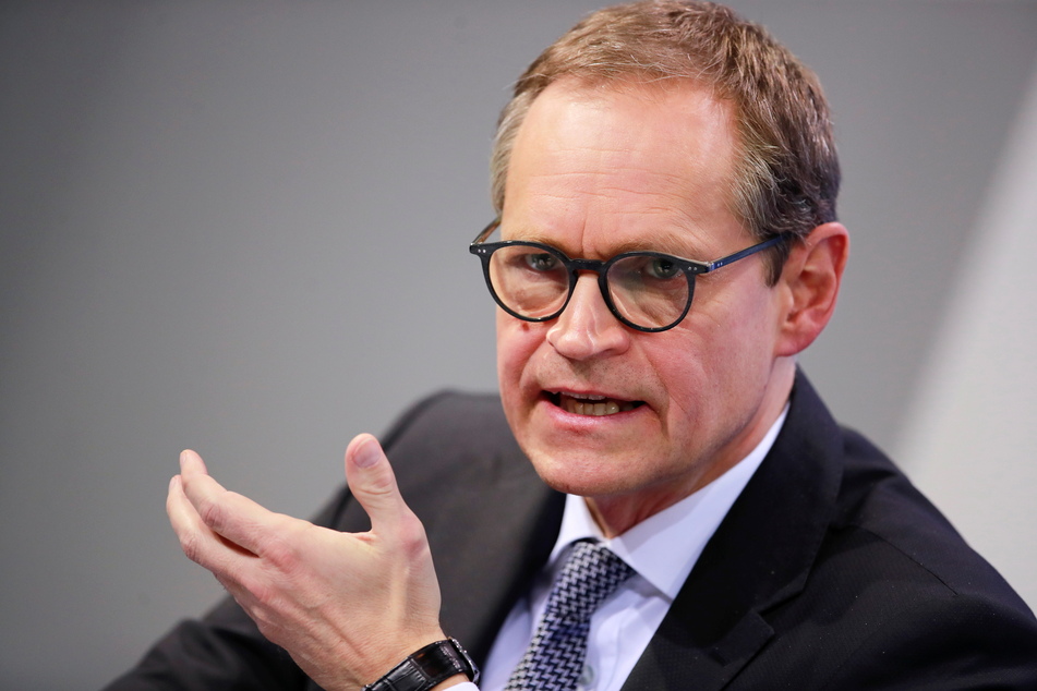 "Wir haben in Berlin eine 30er Inzidenz beschlossen als Warnlinie. Und sind jetzt bei gut 80", sagte Michael Müller (56, SPD), Regierender Bürgermeister von Berlin. Und weiter: "Das heißt, ich kann im Moment noch nicht guten Gewissens von Öffnungsszenarien reden und von Lockerungen, weil wir noch einen Weg vor uns haben."