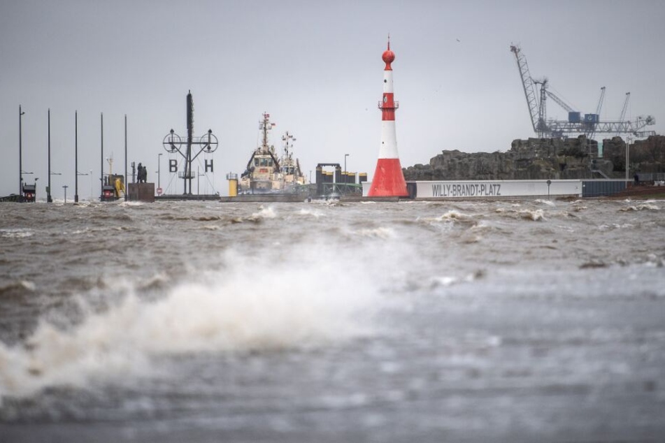 Wellen schlagen in Bremerhaven an die Kaimauer während der Sturmflut