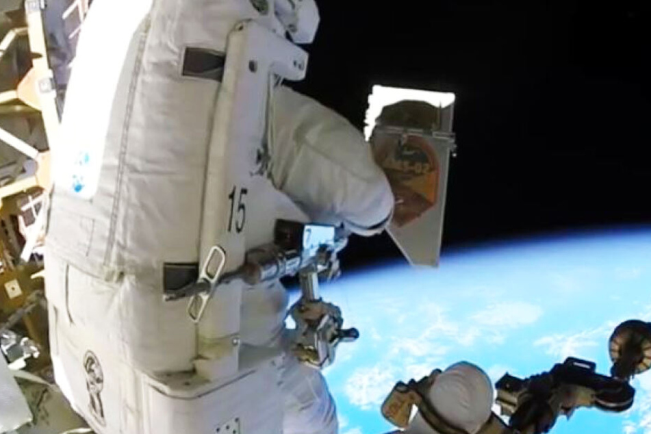 Aufschrei im Livestream: Astronaut entsorgt Schrott einfach im Weltall