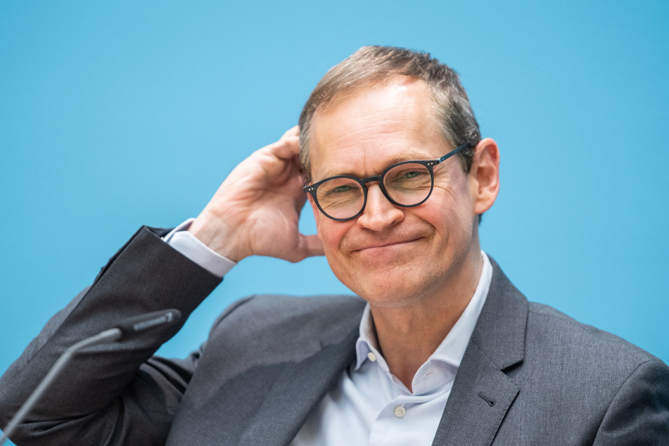 Der SPD-Politiker Müller hatte in dem Streit um die Masken, die von Bangkok aus statt nach Berlin wohl in die USA gingen, zuletzt gemäßigtere Töne angeschlagen.
