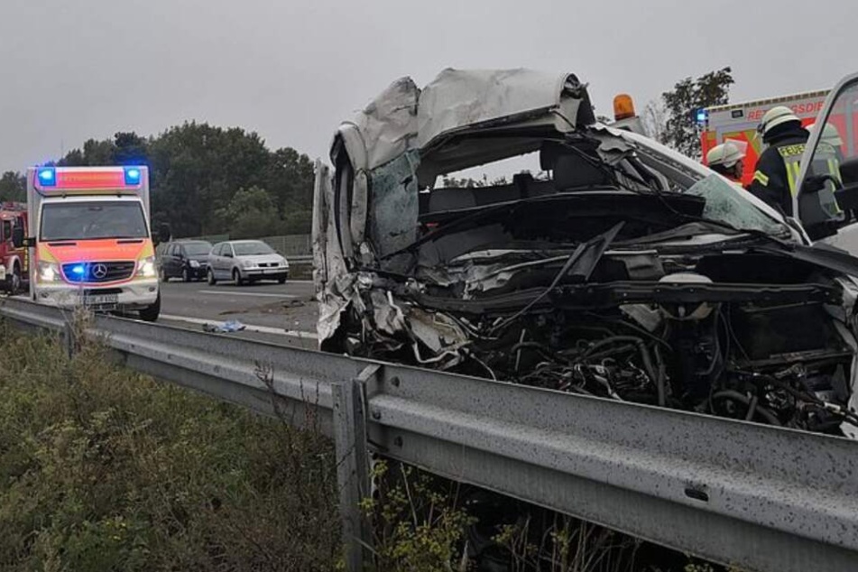 Transporter kracht auf Autobahn in Lkw: Rettungshubschrauber im Einsatz