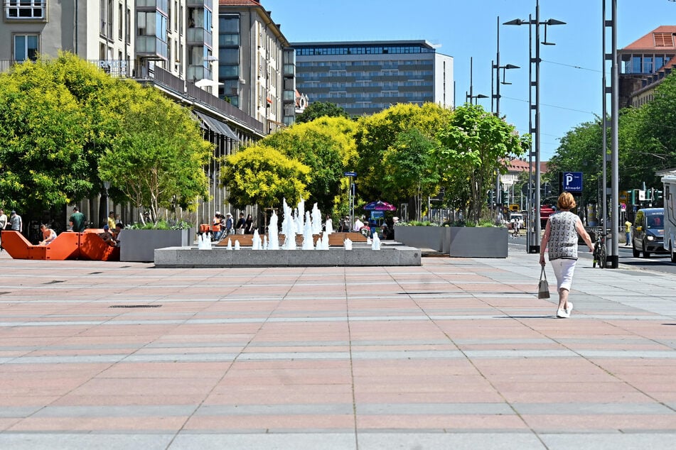 Der Kulti-Vorplatz ist eine Steinwüste. Schutz vor der Sonne gibt es so gut wie keinen.