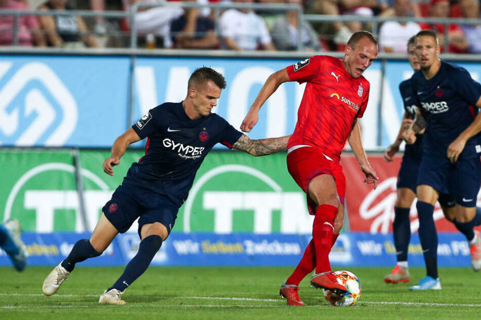 Julius Reinhardt (am Ball) will die Kreise von Lauterns Florian Pick einengen.