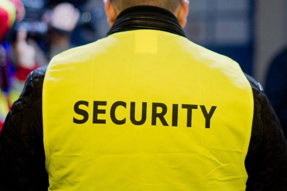 Die Security-Mitarbeiter sollen die beiden jungen Männern ohne Grund angegriffen haben. (Symbolbild)