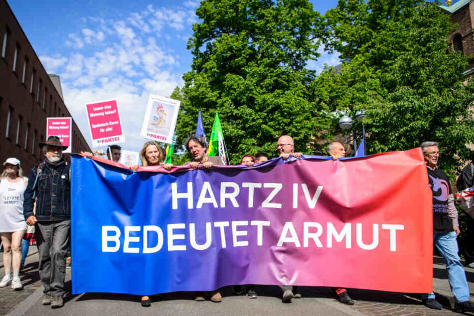Rund 100 Menschen demonstrierten vor dem Treffen von Schlensog und Spahn in Karlsruhe.